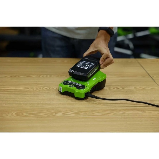 Быстрое зарядное устройство Greenworks G24C4 24V 4A