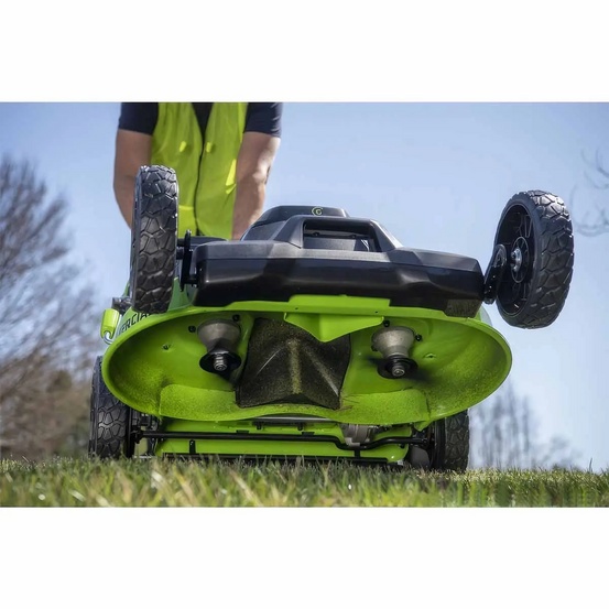 Аккумуляторная газонокосилка самоходная Greenworks TwinForce GC82LM61S бесщеточная, 82V с АКБ 2.5 Ач + ЗУ 8А быстрое