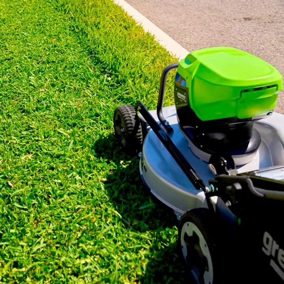 Аккумуляторная газонокосилка самоходная Greenworks LM221S бесщеточная, 82V с АКБ 8 Ач + ЗУ 4А