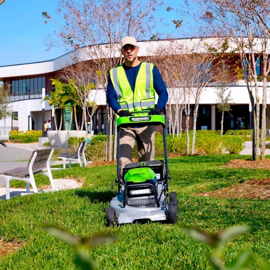 Аккумуляторная газонокосилка самоходная Greenworks LM221S бесщеточная, 82V с АКБ 5 Ач + ЗУ 4А