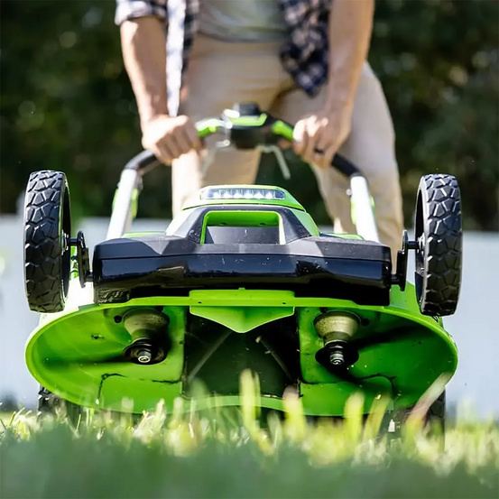 Аккумуляторная газонокосилка самоходная Greenworks GD60LM61 бесщеточная, 60V с АКБ 4 Ач + ЗУ 2А