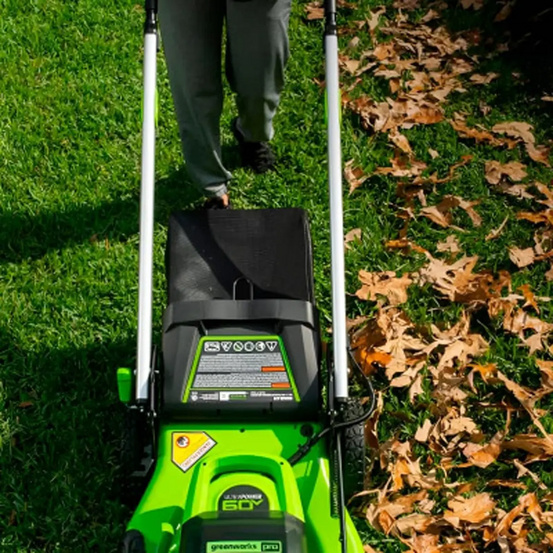 Аккумуляторная газонокосилка самоходная Greenworks GD60LM61 бесщеточная, 60V с АКБ 5 Ач + ЗУ 10А двойное