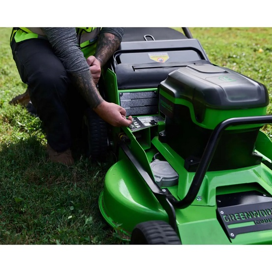 Аккумуляторная газонокосилка самоходная Greenworks GC82LM30 бесщеточная, 82V с АКБ 8 Ач + ЗУ 8А быстрое