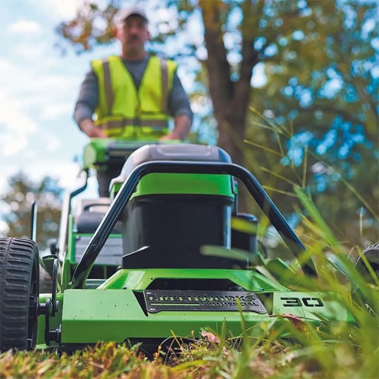 Аккумуляторная газонокосилка самоходная Greenworks GC82LM30 бесщеточная, 82V с АКБ 8 Ач + ЗУ 8А быстрое