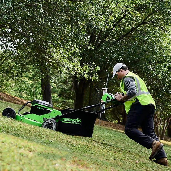 Аккумуляторная газонокосилка самоходная Greenworks GC82LM30 бесщеточная, 82V с АКБ 2.5 Ач + ЗУ 8А быстрое