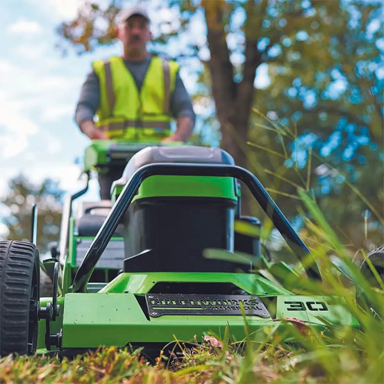 Аккумуляторная газонокосилка самоходная Greenworks GC82LM30 бесщеточная, 82V с АКБ 5 Ач + ЗУ 4А
