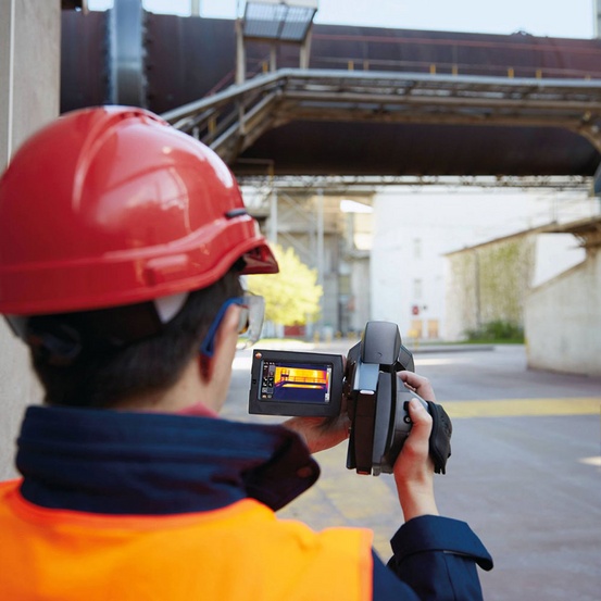 Комплект testo 890 с супер-телеобъективом и дополнительным объективом